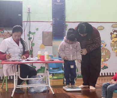 Trường mầm non Việt Hồng phối hợp với Trạm Y tế  tổ chức cho trẻ uống Vitamin A và thuốc tẩy giun.